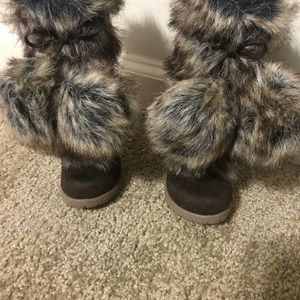 Toddler size 6 new!! Fur boots